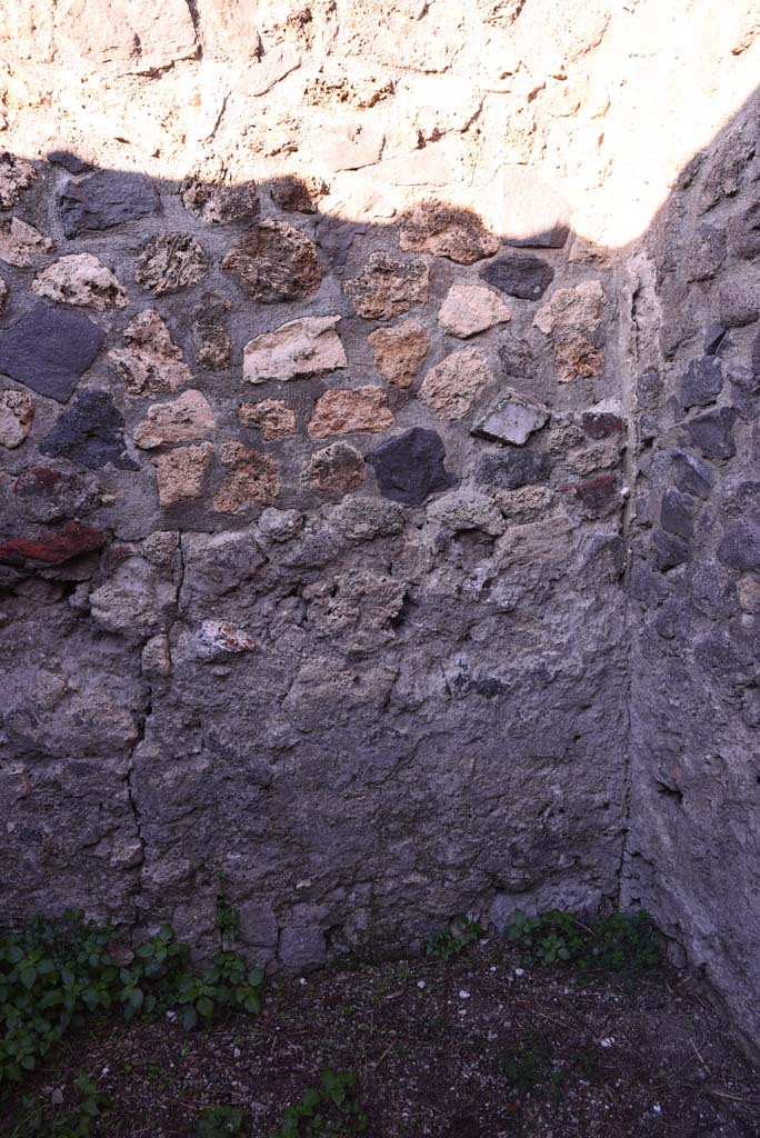 I.4.25 Pompeii. October 2019. Room 64, detail of north end of west wall in Services Area.
Foto Tobias Busen, ERC Grant 681269 DCOR.
