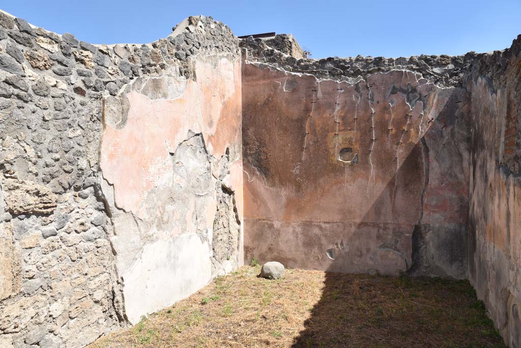 I.4.25 Pompeii. September 2020. Room 58, looking towards north wall and north-east corner of large room. 
Foto Tobias Busen, ERC Grant 681269 DÉCOR.
