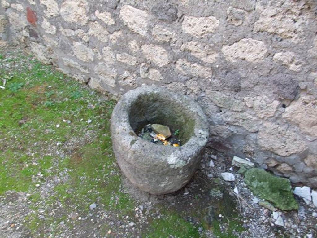 I.4.25 Pompeii. December 2007. Room 59, cubiculum in the south-east corner of the upper peristyle. Stone vessel next to south wall.