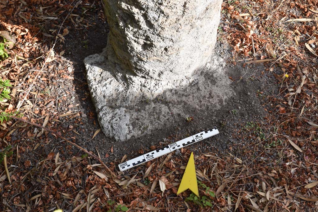 I.4.25 Pompeii. September 2020. Upper Peristyle 56, base of column.
Foto Tobias Busen, ERC Grant 681269 DCOR
