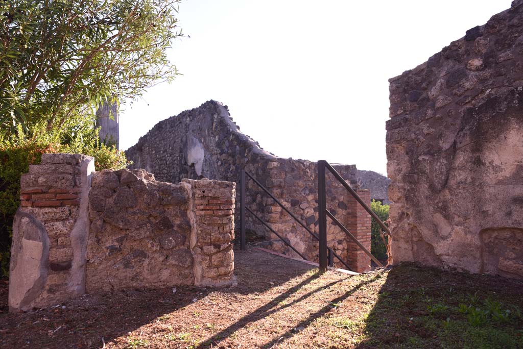 I.4.25 Pompeii. October 2019. Upper peristyle 56, looking east along south portico, from west end in south-west corner.
Foto Tobias Busen, ERC Grant 681269 DCOR


