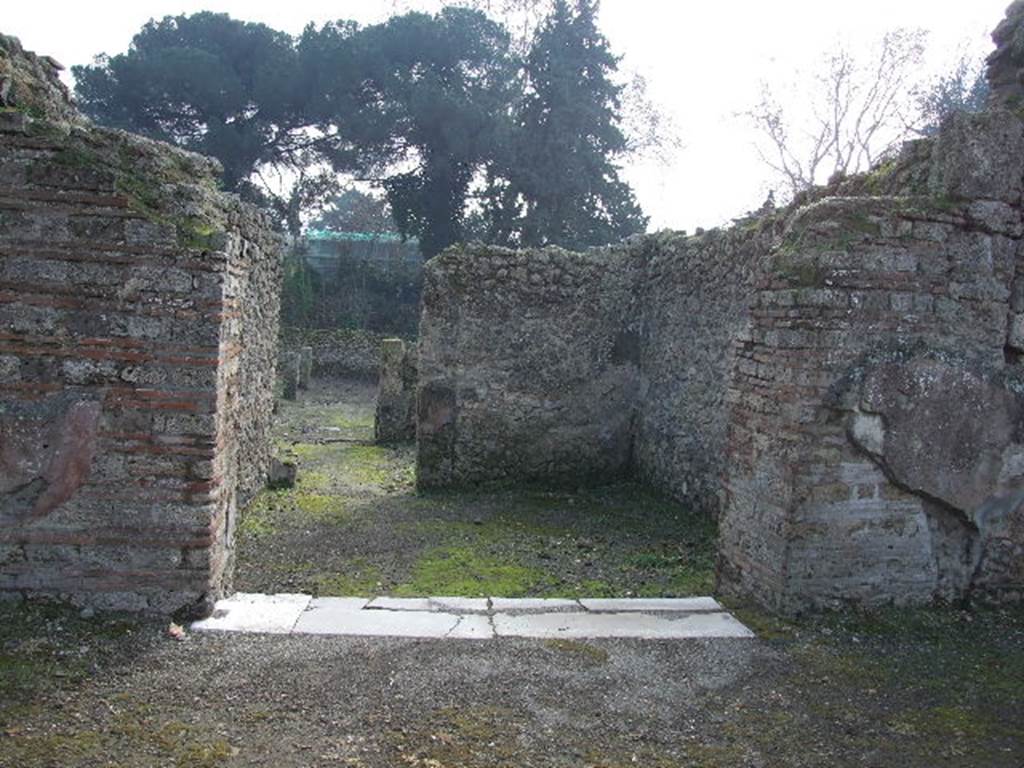 I.5.2 Pompeii. December 2006. Entrance, looking south into shop-room.
