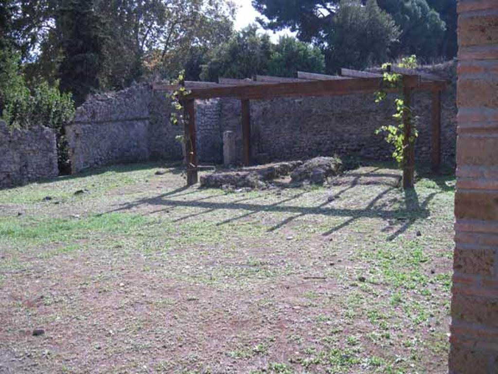 I.5.2 Pompeii. September 2010. Looking south-west across peristyle towards triclinium. Photo courtesy of Drew Baker.
