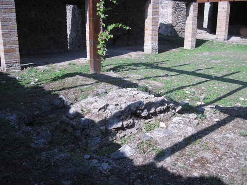 I.5.2 Pompeii. September 2010. Looking north-east across triclinium and table in peristyle, towards the east end of the north portico. Photo courtesy of Drew Baker.
