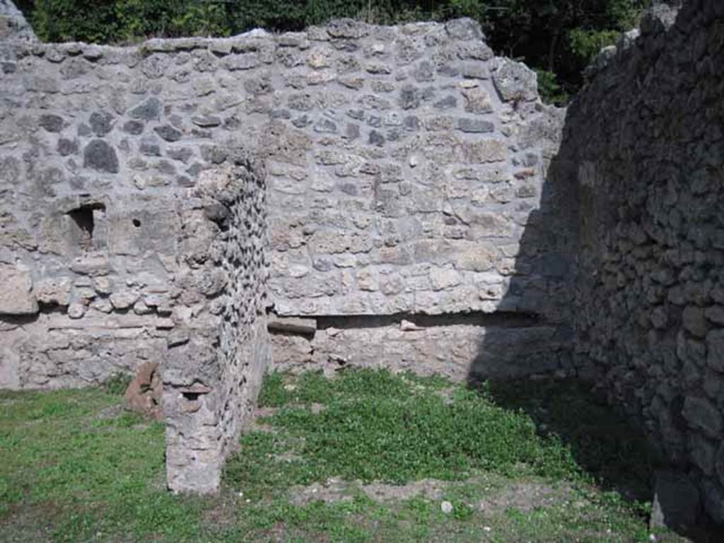 I.5.2 Pompeii. September 2010. Looking east towards right-hand bay, one of six divided compartments.  Note the pipe work in wall.  Photo courtesy of Drew Baker. According to Pompeii, the history, life and art of the buried city, ed. Panetta, p.169, this tannery had a series of six compartments split up by dividers. In three of them, the central bay, a pipeline brought tannin directly to one of the three earthenware jars at the end.
