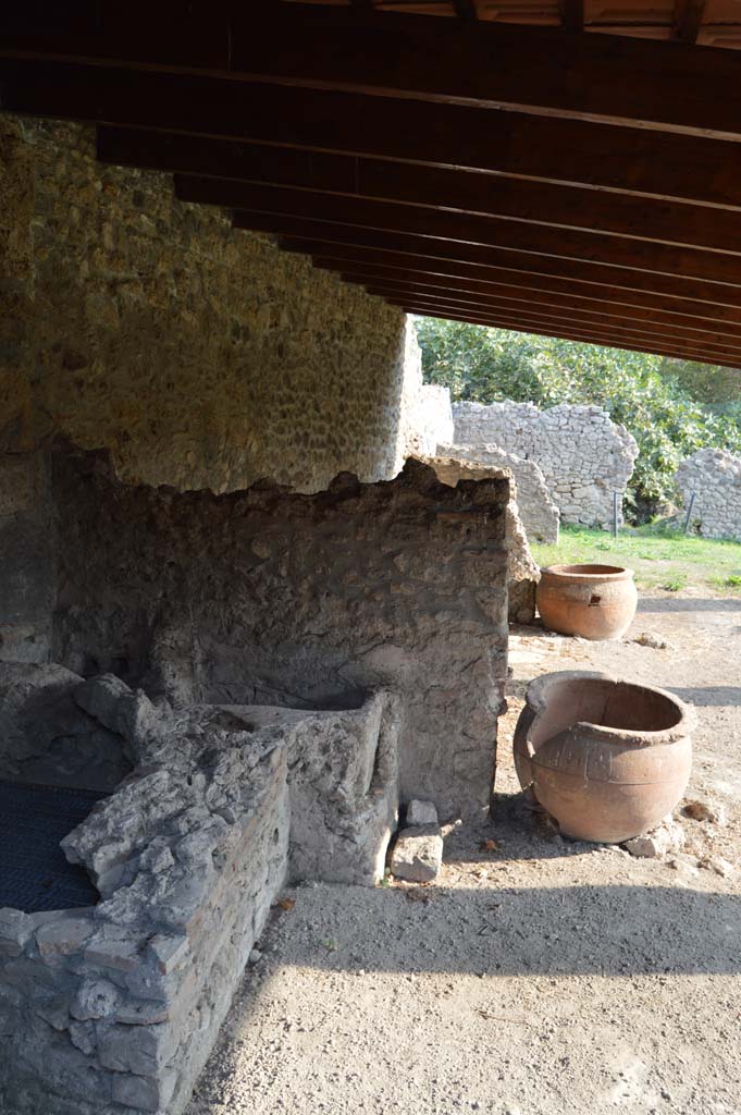 I.5.2 Pompeii. October 2017. Looking south along east portico, from north end.
Foto Taylor Lauritsen, ERC Grant 681269 DÉCOR.

