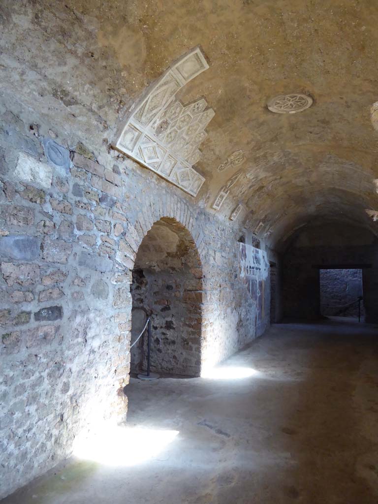 I.6.2 Pompeii. September 2017. Looking east along north wing of cryptoporticus.
Foto Annette Haug, ERC Grant 681269 DÉCOR.
