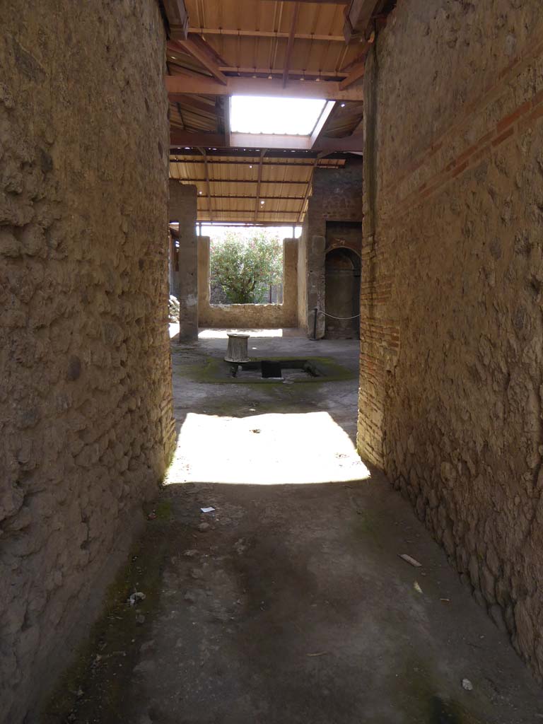 I.6.4 Pompeii. September 2015. Looking south across atrium from entrance doorway.
Foto Annette Haug, ERC Grant 681269 DÉCOR.
