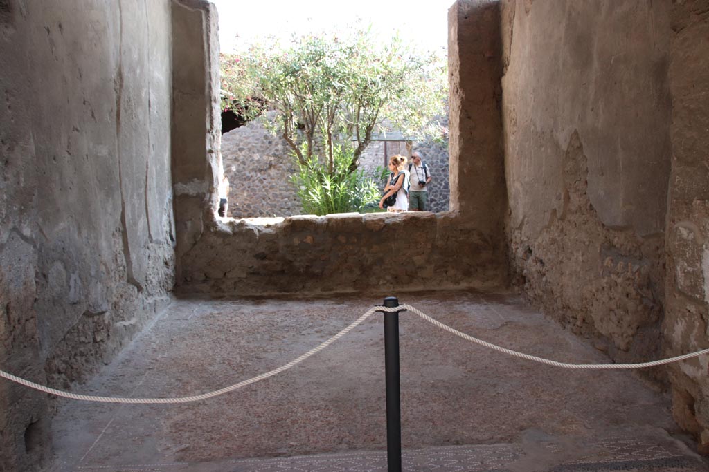 I.6.4 Pompeii. October 2022. Room 15, looking south across tablinum through window to garden 9. Photo courtesy of Klaus Heese. 