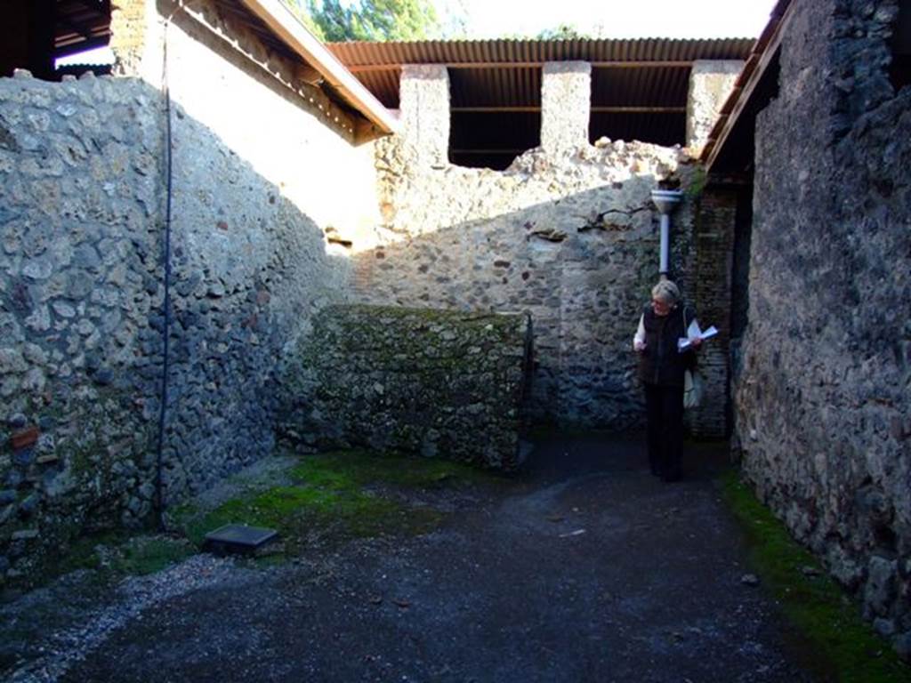 I.6.4 Pompeii. March 2009. Room 13, looking south. In the south-east corner is a structure for industrial activity, “Fornax calcaria”, a lime kiln.