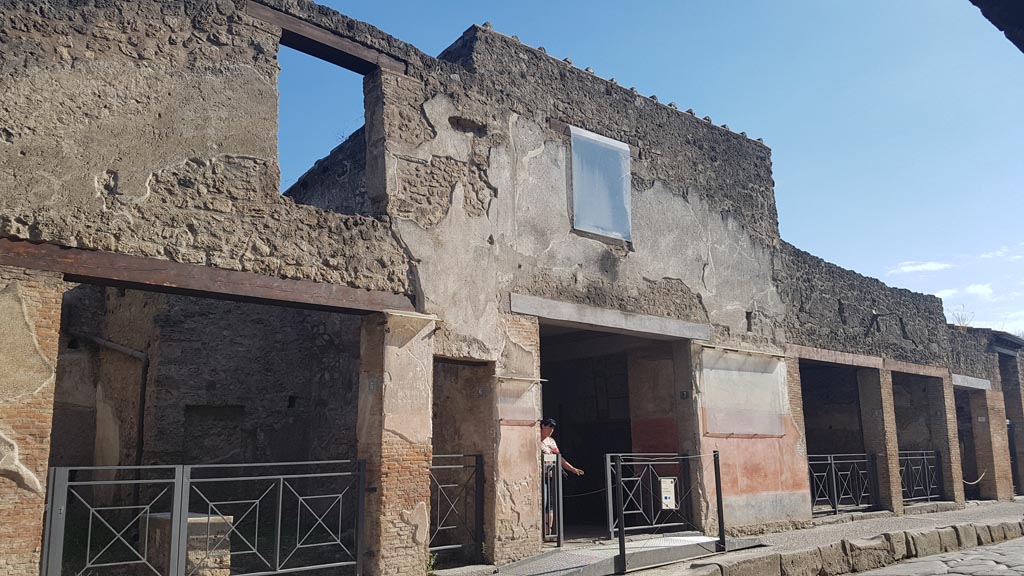 I.6.7 Pompeii, in centre. August 2023. 
South side of Via dell’Abbondanza with entrance doorways to I.6.5 and 6, on left. Photo courtesy of Maribel Velasco.

