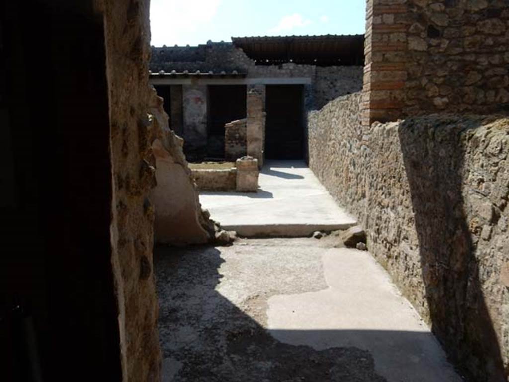 I.6.7 Pompeii. May 2016. Looking south across tablinum. Photo courtesy of Buzz Ferebee. 
