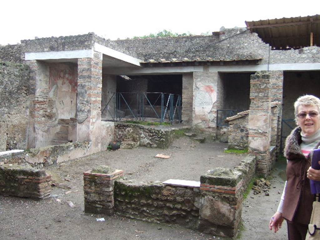 I.6.7 Pompeii. December 2005. Garden area. Looking south towards the remainsof a low marble topped wall and five pillars of the portico which had been converted to the drying area of the fullery.
