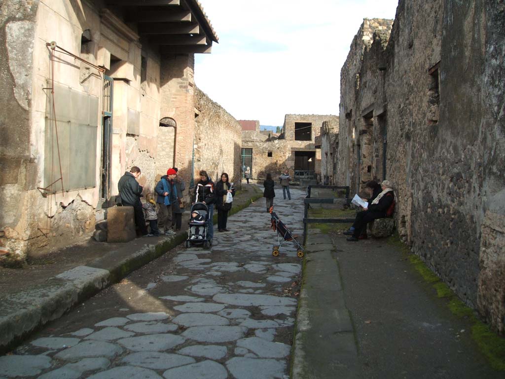 I.6.15 Pompeii, on left. December 2004.              Vicolo del Menandro looking east.                  I.10.7 Pompeii, on right 