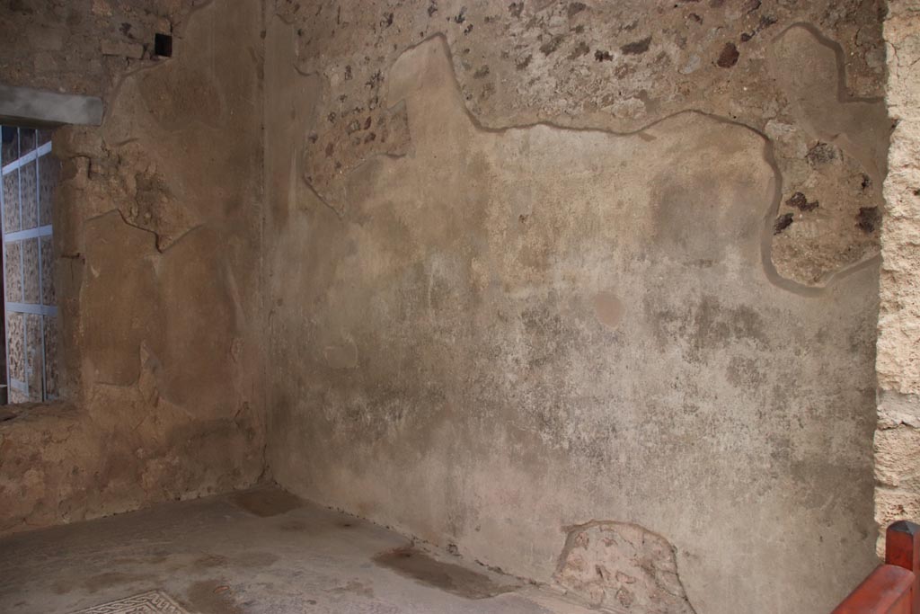 I.6.15 Pompeii. October 2023. Room 6, looking south along west wall. Photo courtesy of Klaus Heese.