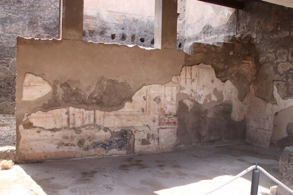 I.7.11 Pompeii. September 2021. Looking towards west wall and north-west corner of tablinum. Photo courtesy of Klaus Heese.