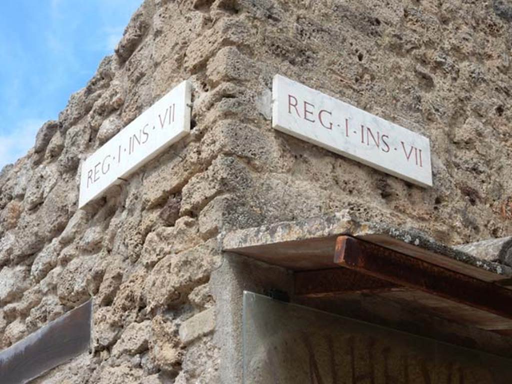 I.7.13 Pompeii and corner with I.7.14. May 2017. Looking west to location of painted inscription [CIL IV 7241].  Photo courtesy of Buzz Ferebee.
