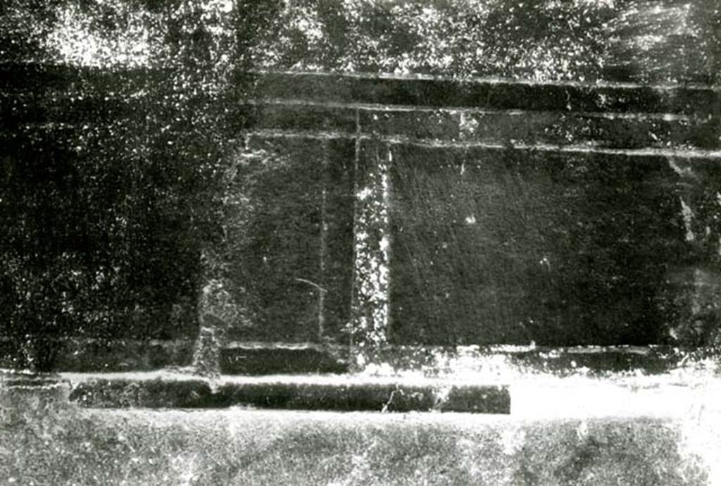 I.8.5 Pompeii. 1975. House, room in NW corner of peristyle, N wall, detail.  Photo courtesy of Anne Laidlaw.
American Academy in Rome, Photographic Archive. Laidlaw collection _P_75_6_4.
