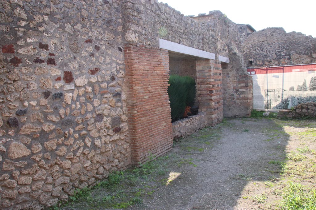 I.8.11 Pompeii. October 2022. Looking west from the entrance. Photo courtesy of Klaus Heese. 