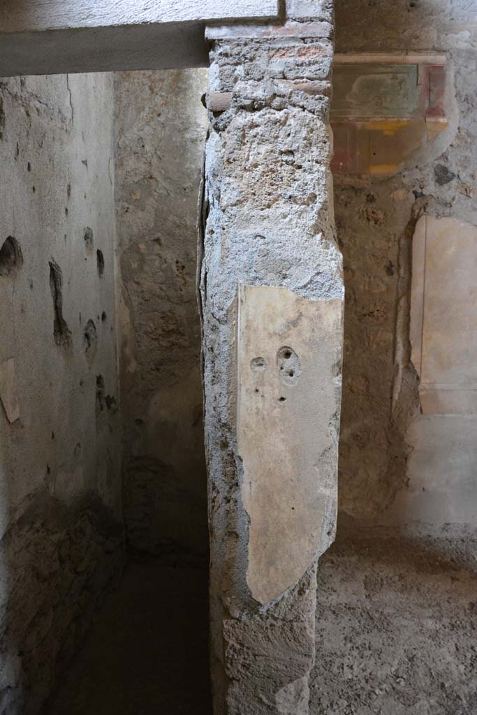 I.8.17 Pompeii. March 2019. Room 15, detail from pilaster on east side of doorway to closet.
Foto Annette Haug, ERC Grant 681269 DÉCOR.

