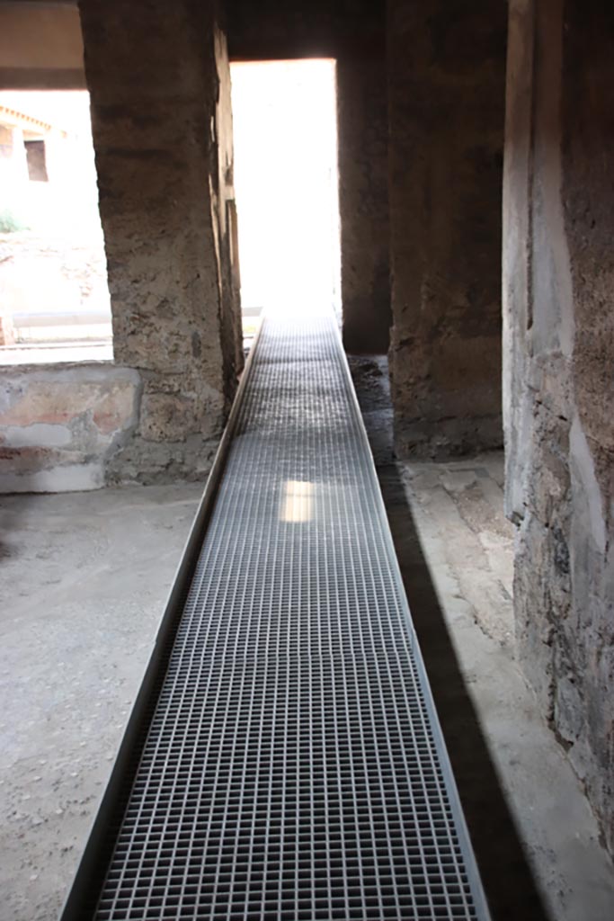 I.9.14 Pompeii. October 2022.
Room 8, looking north in atrium towards corridor on east side. Photo courtesy of Klaus Heese.
