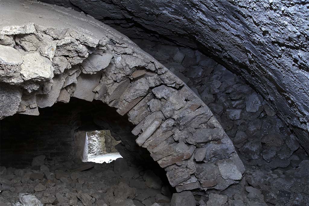 Fig. 4  Pompi, Casa del Menandro  Coupe sur la coupole du four.
Le parement interne et le parement externe ont t construits avec deux techniques diffrentes.
Clich : Fr. Pauvarel / EFR. Utilisation soumise  CC-BY-NC-SA 4.0
