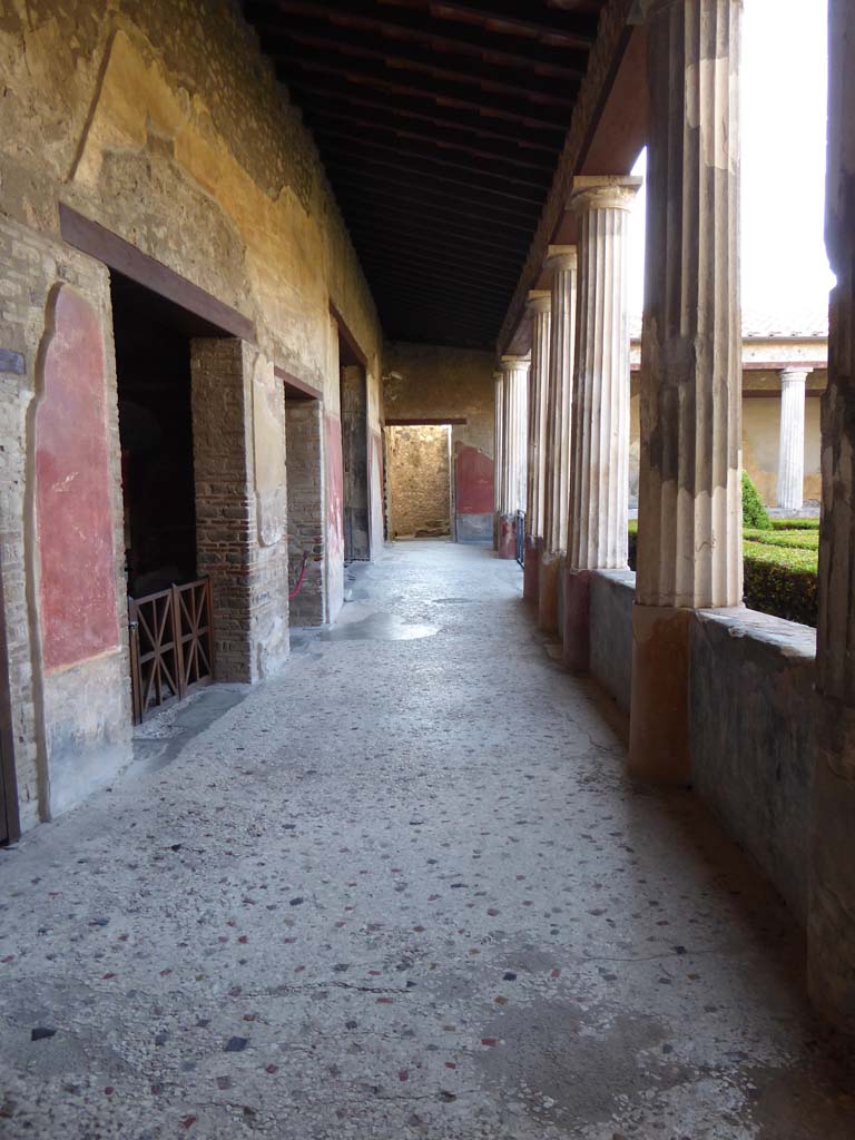 I.10.4 Pompeii. September 2017. 
Looking south along east portico, with doorway to room 15, on left.
Foto Annette Haug, ERC Grant 681269 DÉCOR

