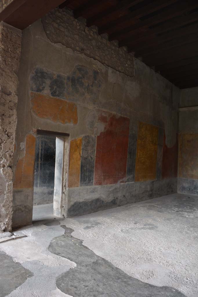 I.10.4 Pompeii. October 2017. Room 12, west wall with doorway to corridor 9.
Foto Annette Haug, ERC Grant 681269 DÉCOR.
