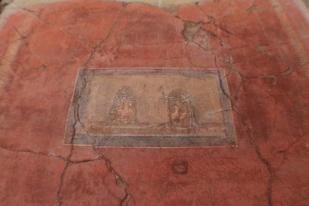 I.10.4 Pompeii. March 2014. North wall in north-east corner of atrium, detail of painted panel with theatrical masks.
Foto Annette Haug, ERC Grant 681269 DÉCOR.
