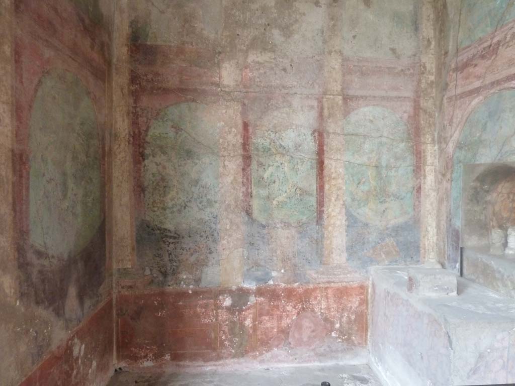 I.10.4 Pompeii. May 2010. 
Alcove 25, south wall with painted columns and pilasters opening onto a painted garden with trees and birds.

