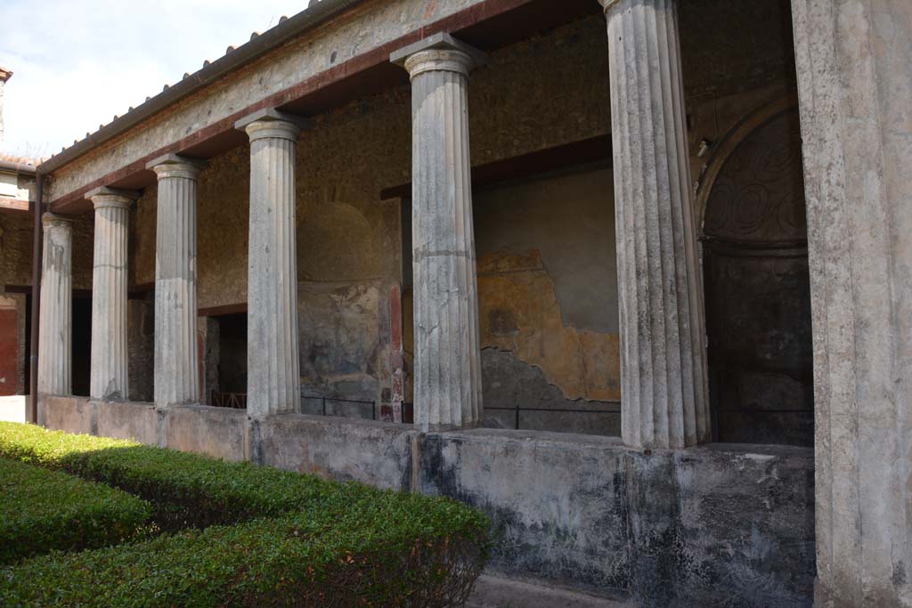 I.10.4 Pompeii. September 2019. Looking across peristyle garden towards south portico.
Foto Annette Haug, ERC Grant 681269 DÉCOR.


