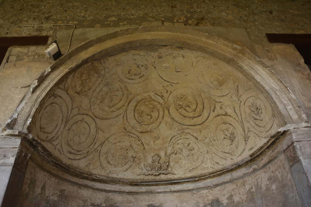 I.10.4 Pompeii. September 2019. Alcove 24, stucco above alcove.
Foto Annette Haug, ERC Grant 681269 DÉCOR.
