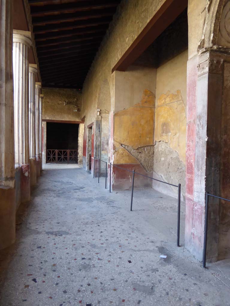 I.10.4 Pompeii. September 2017. 
Looking east along south portico, with east and south walls of alcove 23, on right.
Foto Annette Haug, ERC Grant 681269 DÉCOR.
