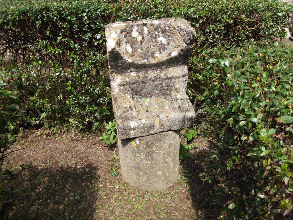 I.10.4 Pompeii. May 2010. Sundial in peristyle garden.