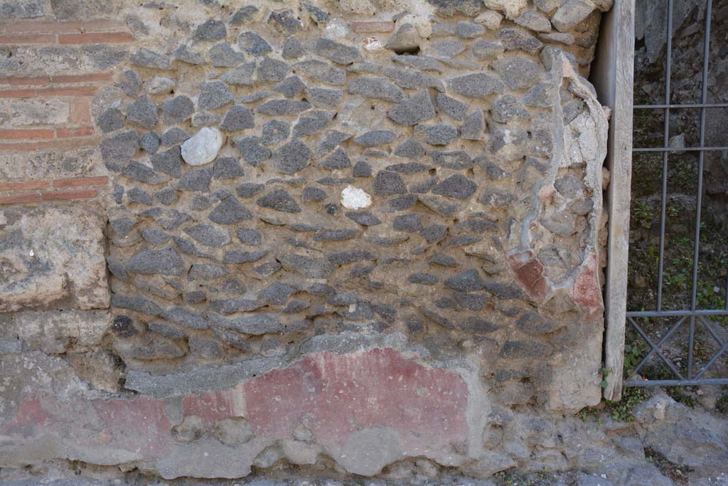 I.10.5 Pompeii. April 2017. Remaining red painted plaster on exterior wall, east of doorway. Photo courtesy Adrian Hielscher.