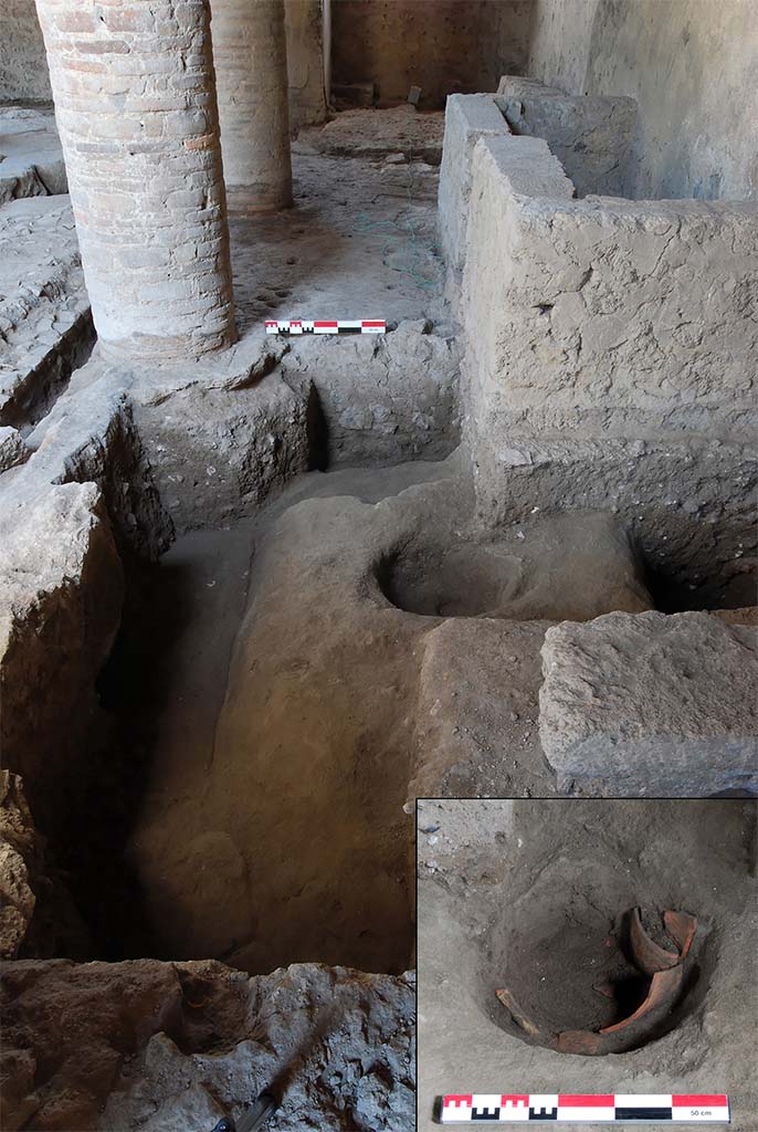 Fig. 4  Pompi Pistrina. Boulangerie I 12, 1-2. Fosse creuse dans un niveau de grey ash, utilise pour linsertion dun ptrin lors de linstallation de la boulangerie ; vue du sud.
En encadr, la mme fosse en cours de fouille avec des fragments damphore utiliss comme calage ; vue de lest.
Clich C. Hartz / EFR. Utilisation soumise  CC-BY-NC-SA 4.0