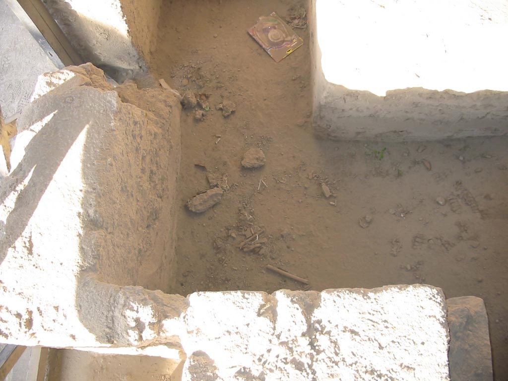 I.12.5 Pompeii. May 2003. Looking down on counter in north-east corner. Photo courtesy of Nicolas Monteix.