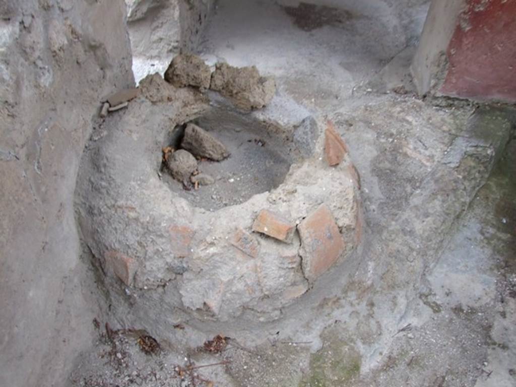 I.12.11.  December 2007.  Round stone feature in west side of garden area.