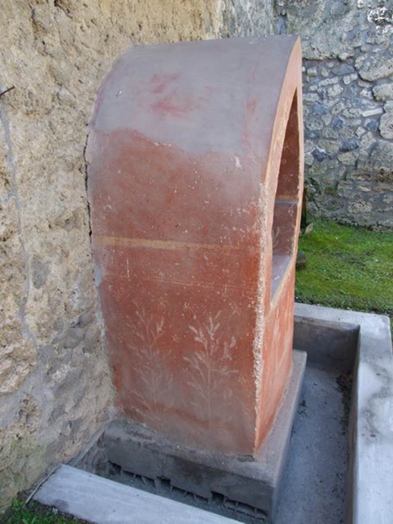 I.14.7 Pompeii.  March 2009.  East outer side of the Lararium.