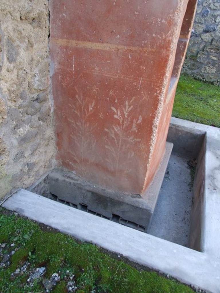 I.14.7 Pompeii.  March 2009.  Detail of the painted plants on the east outer side of the Lararium.