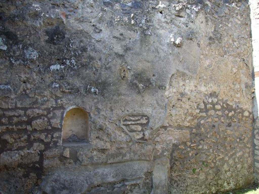 I.14.7 Pompeii.  March 2009.  Windowed triclinium, west wall, with arched niche.