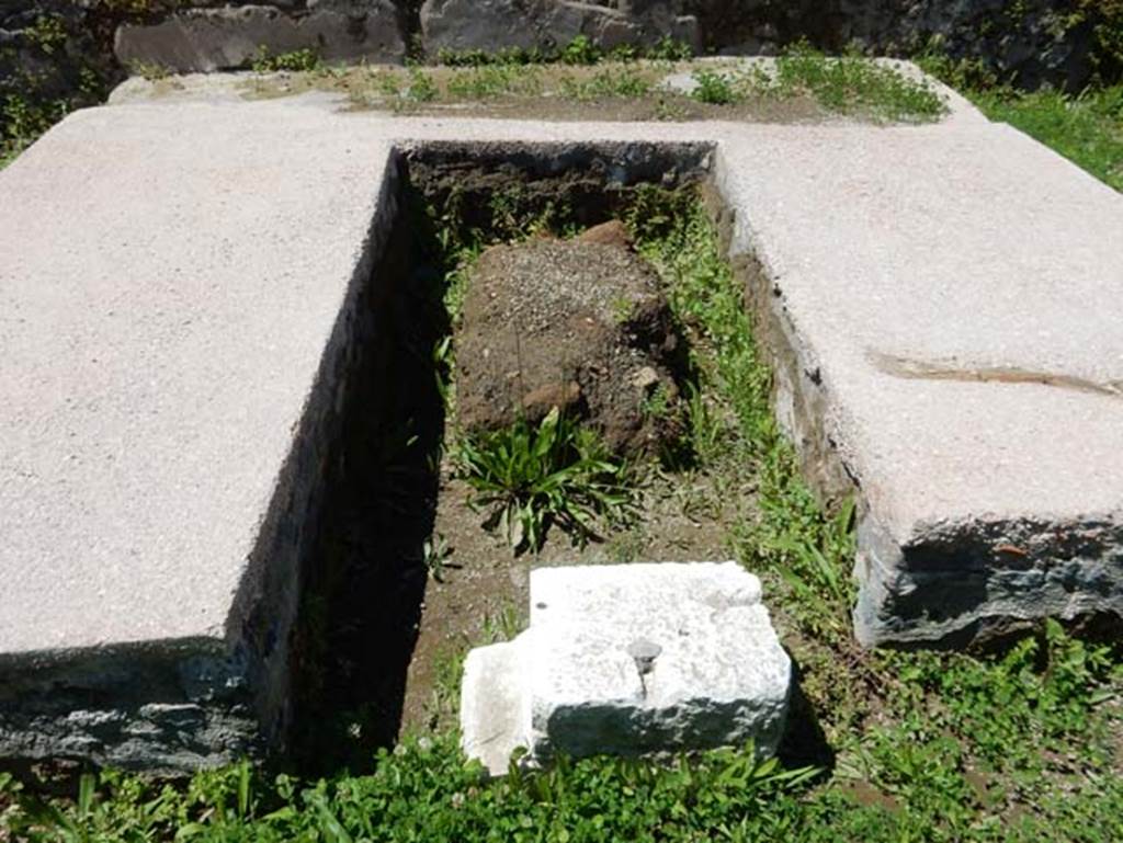 I.14.12, Pompeii. May 2018. Detail of table between triclinium. Photo courtesy of Buzz Ferebee