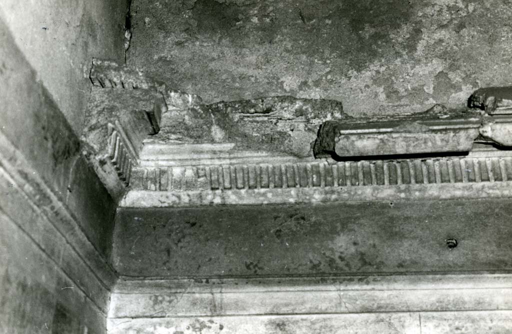 I.15.1 Pompeii. 1981. House, cubiculum 3, E wall in NE corner, detail of moulding. Photo courtesy of Anne Laidlaw.
American Academy in Rome, Photographic Archive. Laidlaw collection _P_81_2_14.
