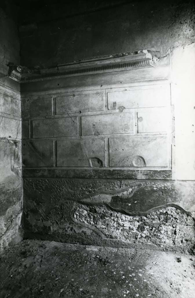 I.15.1 Pompeii. 1980. 
House, cubiculum right W of fauces, right E wall. Photo courtesy of Anne Laidlaw.
American Academy in Rome, Photographic Archive. Laidlaw collection _P_80_3_7.
