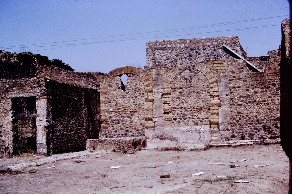 I.15.1 Pompeii. 1972. Looking north towards rear of house. Photo by Stanley A. Jashemski. 
Source: The Wilhelmina and Stanley A. Jashemski archive in the University of Maryland Library, Special Collections (See collection page) and made available under the Creative Commons Attribution-Non-Commercial License v.4. See Licence and use details.
J72f0584
