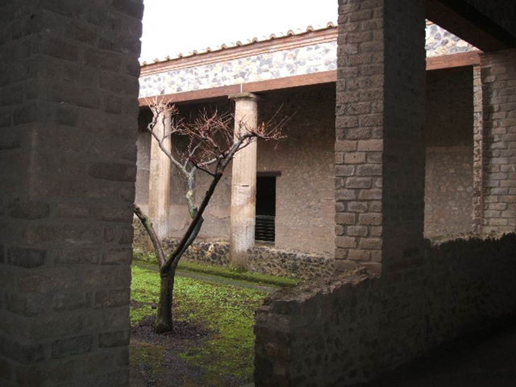 I.15.3 Pompeii. December 2004. Looking south-east across peristyle 13, from near entrance.
