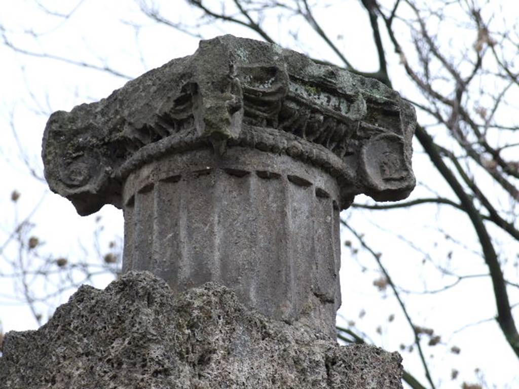 I.16.4 Capital on pillar in porticus.