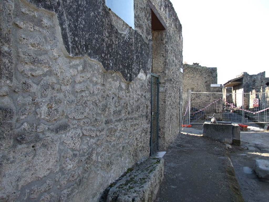 I.16.4 Pompeii. December 2006. Looking west towards entrance doorway.