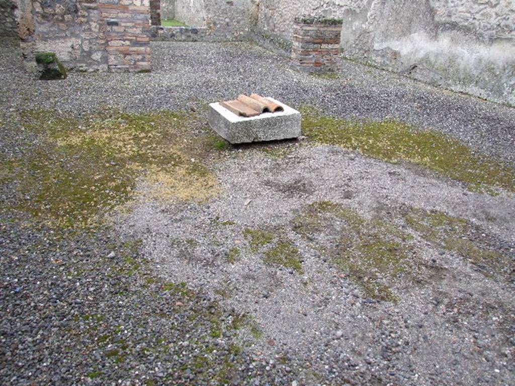 I.16.4 Pompeii. December 2006. Impluvium in atrium.