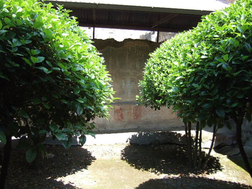 I.17.4 Pompeii.  May 2006. North wall of peristyle garden.